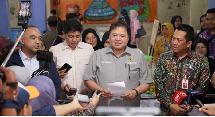 Pertama, Airlangga Hartarto Tinjau Simulasi Makan Siang Gratis di Sekolah